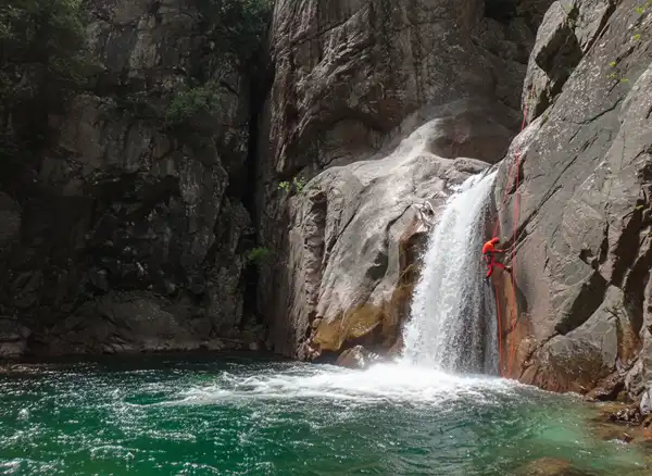 Canyoning Vacca - Rappel final vers les vasques de la Vacca